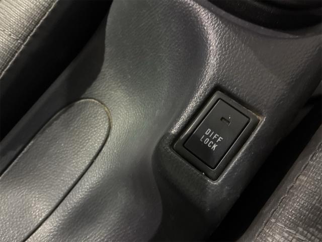 キャリイトラック KCパワステ農繁仕様 パートタイム4WD 高低二段切替式 (後輪駆動ベース) 全塗装 走行30,550キロ 1オーナー エアコン 三方開 アッパーメンバーガード リヤゲートチェーン デフロック 作業灯 AM/FMラジオ(15枚目)