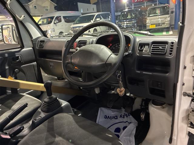 キャリイトラック KCパワステ農繁仕様 パートタイム4WD 高低二段切替式 (後輪駆動ベース) 全塗装 走行30,550キロ 1オーナー エアコン 三方開 アッパーメンバーガード リヤゲートチェーン デフロック 作業灯 AM/FMラジオ(16枚目)