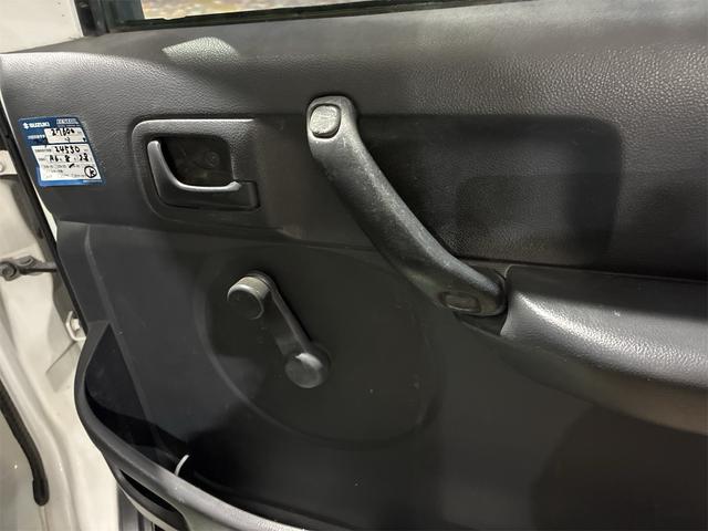キャリイトラック KCパワステ農繁仕様 パートタイム4WD 高低二段切替式 (後輪駆動ベース) 全塗装 走行30,550キロ 1オーナー エアコン 三方開 アッパーメンバーガード リヤゲートチェーン デフロック 作業灯 AM/FMラジオ(17枚目)