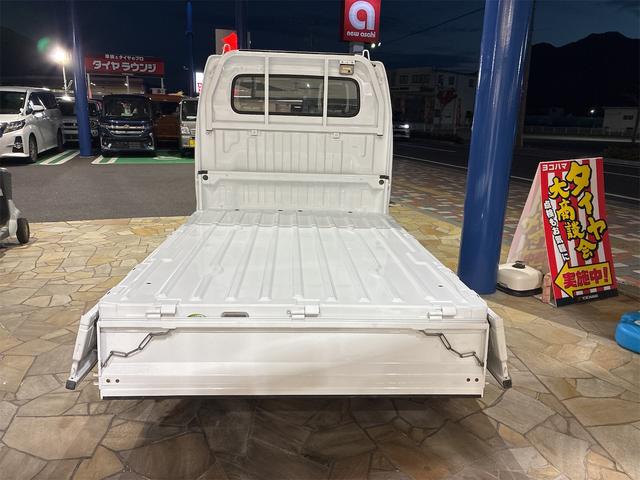 キャリイトラック KCパワステ農繁仕様 パートタイム4WD 高低二段切替式 (後輪駆動ベース) 全塗装 走行30,550キロ 1オーナー エアコン 三方開 アッパーメンバーガード リヤゲートチェーン デフロック 作業灯 AM/FMラジオ(20枚目)