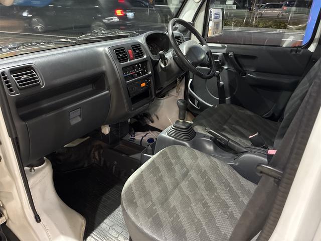 キャリイトラック KCパワステ農繁仕様 パートタイム4WD 高低二段切替式 (後輪駆動ベース) 全塗装 走行30,550キロ 1オーナー エアコン 三方開 アッパーメンバーガード リヤゲートチェーン デフロック 作業灯 AM/FMラジオ(22枚目)