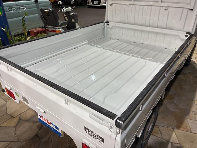 キャリイトラック KCパワステ農繁仕様 パートタイム4WD 高低二段切替式 (後輪駆動ベース) 全塗装 走行30,550キロ 1オーナー エアコン 三方開 アッパーメンバーガード リヤゲートチェーン デフロック 作業灯 AM/FMラジオ(24枚目)