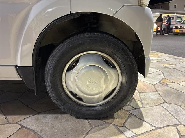 キャリイトラック KCパワステ農繁仕様 パートタイム4WD 高低二段切替式 (後輪駆動ベース) 全塗装 走行30,550キロ 1オーナー エアコン 三方開 アッパーメンバーガード リヤゲートチェーン デフロック 作業灯 AM/FMラジオ(26枚目)