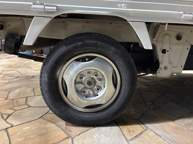キャリイトラック KCパワステ農繁仕様 パートタイム4WD 高低二段切替式 (後輪駆動ベース) 全塗装 走行30,550キロ 1オーナー エアコン 三方開 アッパーメンバーガード リヤゲートチェーン デフロック 作業灯 AM/FMラジオ(27枚目)