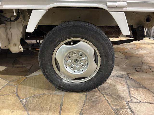 キャリイトラック KCパワステ農繁仕様 パートタイム4WD 高低二段切替式 (後輪駆動ベース) 全塗装 走行30,550キロ 1オーナー エアコン 三方開 アッパーメンバーガード リヤゲートチェーン デフロック 作業灯 AM/FMラジオ(28枚目)