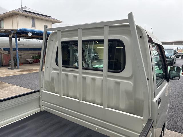 ハイゼットトラック ローダンプ エアコン・パワステ装着車 4WD 走行57830キロ 5速マニュアル 運転席エアバック 記録簿 荷台マット アッパーメンバーガード クラッチ交換済み 夏冬中古タイヤ 取扱説明書 三方開(9枚目)