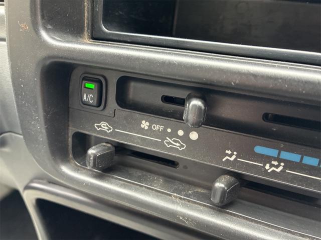 ハイゼットトラック ローダンプ エアコン・パワステ装着車 4WD 走行57830キロ 5速マニュアル 運転席エアバック 記録簿 荷台マット アッパーメンバーガード クラッチ交換済み 夏冬中古タイヤ 取扱説明書 三方開(18枚目)