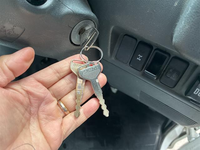 ハイゼットトラック ローダンプ エアコン・パワステ装着車 4WD 走行57830キロ 5速マニュアル 運転席エアバック 記録簿 荷台マット アッパーメンバーガード クラッチ交換済み 夏冬中古タイヤ 取扱説明書 三方開(23枚目)