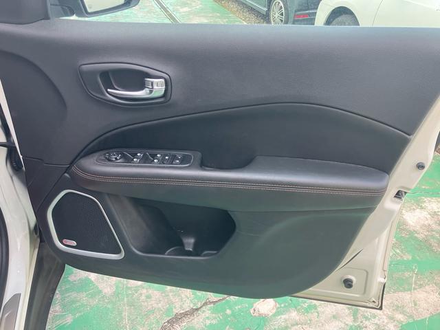 ジープ・コンパス リミテッド ブラックルーフエディション 限定車 サンルーフ 4WD ナビ付 バックカメラ スマートキーエンジン プッシュスタート パークアシスト 電動リアゲート(23枚目)