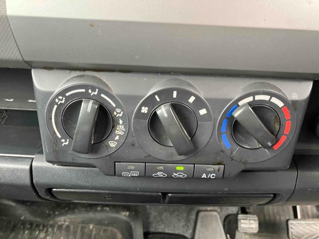 手の届きやすいところで簡単操作ができる空調付き！オールシーズンお好みの温度調節ができます。当店の車両は長野市・千曲市販売限定となっております。