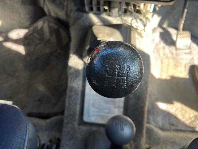 ジムニー ランドベンチャー　４ＷＤ　ＭＴ　ＵＳＢ　リフトアップ　アルミホイール　エアコン　運転席エアバッグ　社外高級アルミホイール　タイベル交換済（4枚目）
