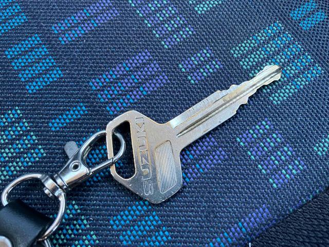 ジムニー ランドベンチャー　４ＷＤ　ＭＴ　ＵＳＢ　リフトアップ　アルミホイール　エアコン　運転席エアバッグ　社外高級アルミホイール　タイベル交換済（10枚目）