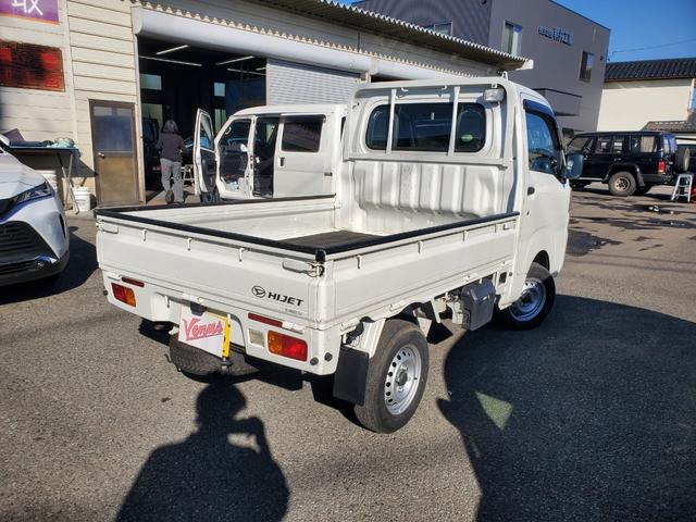 ハイゼットトラック スタンダード　農用スペシャル　４ＷＤ　５速マニュアル　ＨＩ－ＬＯ切り替え式４ＷＤ　エアコン　パワステ　デフロック　４枚リーフ　荷台灯　ゲートプロテクター　荷台マット　ロングバイザー　歩み板対応アオリ　最大積載量３５０ｋｇ　スペアキー（6枚目）