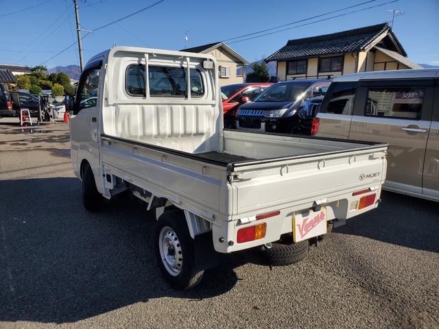 ハイゼットトラック スタンダード　農用スペシャル　４ＷＤ　５速マニュアル　ＨＩ－ＬＯ切り替え式４ＷＤ　エアコン　パワステ　デフロック　４枚リーフ　荷台灯　ゲートプロテクター　荷台マット　ロングバイザー　歩み板対応アオリ　最大積載量３５０ｋｇ　スペアキー（8枚目）
