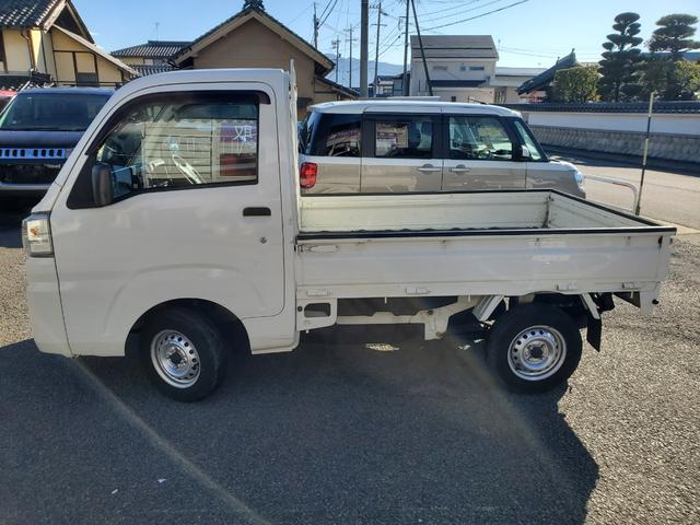 ハイゼットトラック スタンダード　農用スペシャル　４ＷＤ　５速マニュアル　ＨＩ－ＬＯ切り替え式４ＷＤ　エアコン　パワステ　デフロック　４枚リーフ　荷台灯　ゲートプロテクター　荷台マット　ロングバイザー　歩み板対応アオリ　最大積載量３５０ｋｇ　スペアキー（9枚目）