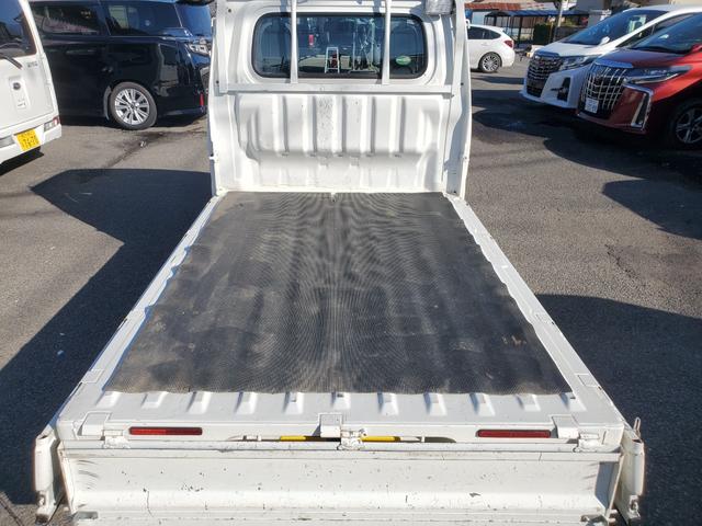 ハイゼットトラック スタンダード　農用スペシャル　４ＷＤ　５速マニュアル　ＨＩ－ＬＯ切り替え式４ＷＤ　エアコン　パワステ　デフロック　４枚リーフ　荷台灯　ゲートプロテクター　荷台マット　ロングバイザー　歩み板対応アオリ　最大積載量３５０ｋｇ　スペアキー（10枚目）