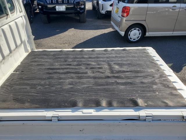 ハイゼットトラック スタンダード　農用スペシャル　４ＷＤ　５速マニュアル　ＨＩ－ＬＯ切り替え式４ＷＤ　エアコン　パワステ　デフロック　４枚リーフ　荷台灯　ゲートプロテクター　荷台マット　ロングバイザー　歩み板対応アオリ　最大積載量３５０ｋｇ　スペアキー（11枚目）