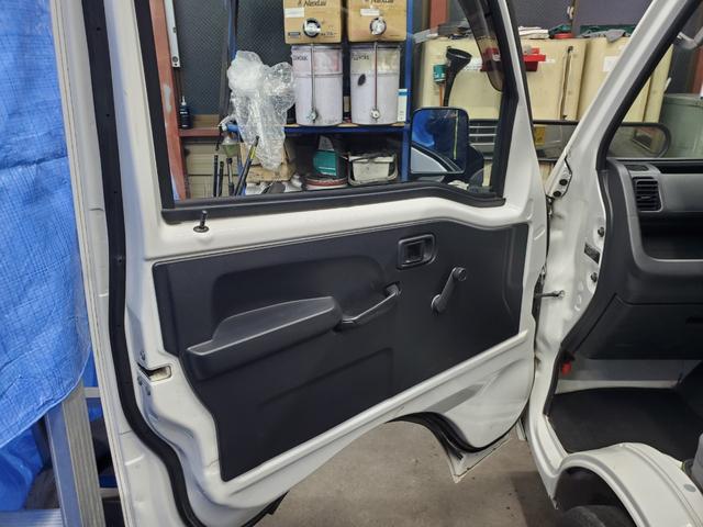 ハイゼットトラック スタンダード　農用スペシャル　４ＷＤ　５速マニュアル　ＨＩ－ＬＯ切り替え式４ＷＤ　エアコン　パワステ　デフロック　４枚リーフ　荷台灯　ゲートプロテクター　荷台マット　ロングバイザー　歩み板対応アオリ　最大積載量３５０ｋｇ　スペアキー（13枚目）
