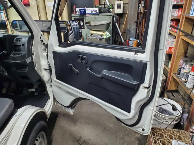 ハイゼットトラック スタンダード　農用スペシャル　４ＷＤ　５速マニュアル　ＨＩ－ＬＯ切り替え式４ＷＤ　エアコン　パワステ　デフロック　４枚リーフ　荷台灯　ゲートプロテクター　荷台マット　ロングバイザー　歩み板対応アオリ　最大積載量３５０ｋｇ　スペアキー（14枚目）