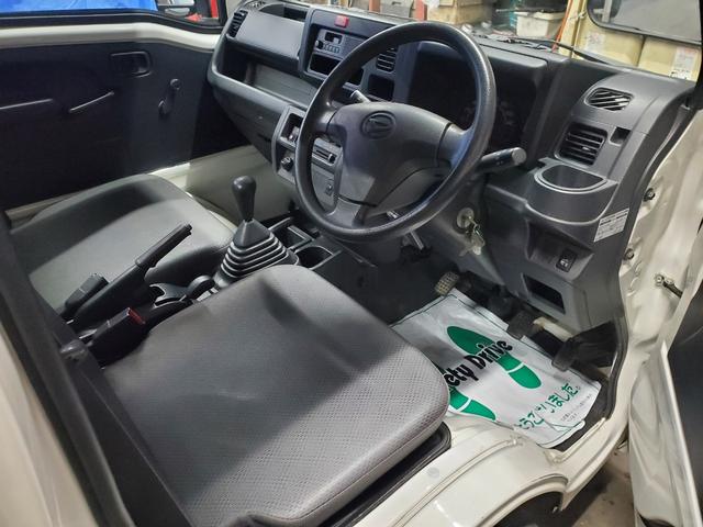 ハイゼットトラック スタンダード　農用スペシャル　４ＷＤ　５速マニュアル　ＨＩ－ＬＯ切り替え式４ＷＤ　エアコン　パワステ　デフロック　４枚リーフ　荷台灯　ゲートプロテクター　荷台マット　ロングバイザー　歩み板対応アオリ　最大積載量３５０ｋｇ　スペアキー（15枚目）