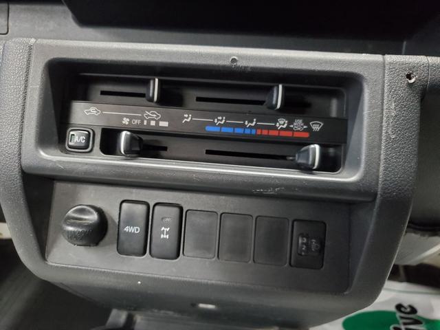 ハイゼットトラック スタンダード　農用スペシャル　４ＷＤ　５速マニュアル　ＨＩ－ＬＯ切り替え式４ＷＤ　エアコン　パワステ　デフロック　４枚リーフ　荷台灯　ゲートプロテクター　荷台マット　ロングバイザー　歩み板対応アオリ　最大積載量３５０ｋｇ　スペアキー（17枚目）