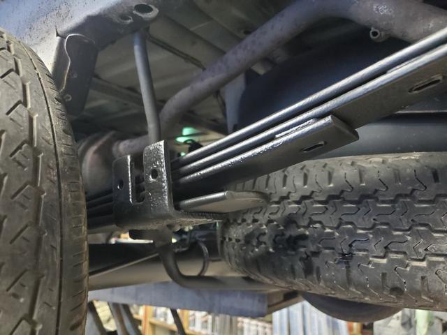 ハイゼットトラック スタンダード　農用スペシャル　４ＷＤ　５速マニュアル　ＨＩ－ＬＯ切り替え式４ＷＤ　エアコン　パワステ　デフロック　４枚リーフ　荷台灯　ゲートプロテクター　荷台マット　ロングバイザー　歩み板対応アオリ　最大積載量３５０ｋｇ　スペアキー（18枚目）