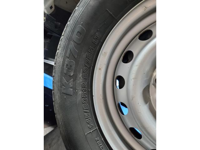 ハイゼットトラック スタンダード　農用スペシャル　４ＷＤ　５速マニュアル　ＨＩ－ＬＯ切り替え式４ＷＤ　エアコン　パワステ　デフロック　４枚リーフ　荷台灯　ゲートプロテクター　荷台マット　ロングバイザー　歩み板対応アオリ　最大積載量３５０ｋｇ　スペアキー（25枚目）