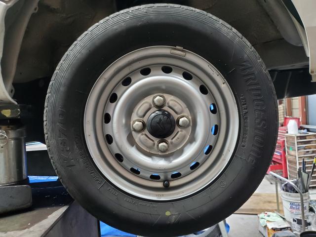 ハイゼットトラック スタンダード　農用スペシャル　４ＷＤ　５速マニュアル　ＨＩ－ＬＯ切り替え式４ＷＤ　エアコン　パワステ　デフロック　４枚リーフ　荷台灯　ゲートプロテクター　荷台マット　ロングバイザー　歩み板対応アオリ　最大積載量３５０ｋｇ　スペアキー（26枚目）