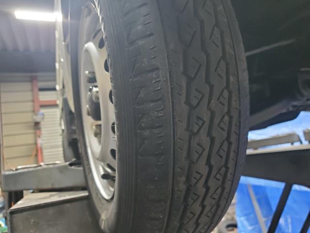 ハイゼットトラック スタンダード　農用スペシャル　４ＷＤ　５速マニュアル　ＨＩ－ＬＯ切り替え式４ＷＤ　エアコン　パワステ　デフロック　４枚リーフ　荷台灯　ゲートプロテクター　荷台マット　ロングバイザー　歩み板対応アオリ　最大積載量３５０ｋｇ　スペアキー（27枚目）