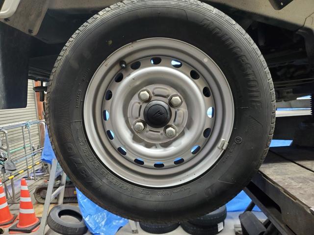 ハイゼットトラック スタンダード　農用スペシャル　４ＷＤ　５速マニュアル　ＨＩ－ＬＯ切り替え式４ＷＤ　エアコン　パワステ　デフロック　４枚リーフ　荷台灯　ゲートプロテクター　荷台マット　ロングバイザー　歩み板対応アオリ　最大積載量３５０ｋｇ　スペアキー（28枚目）
