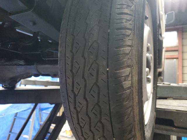 ハイゼットトラック スタンダード　農用スペシャル　４ＷＤ　５速マニュアル　ＨＩ－ＬＯ切り替え式４ＷＤ　エアコン　パワステ　デフロック　４枚リーフ　荷台灯　ゲートプロテクター　荷台マット　ロングバイザー　歩み板対応アオリ　最大積載量３５０ｋｇ　スペアキー（29枚目）