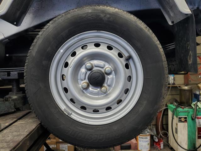 ハイゼットトラック スタンダード　農用スペシャル　４ＷＤ　５速マニュアル　ＨＩ－ＬＯ切り替え式４ＷＤ　エアコン　パワステ　デフロック　４枚リーフ　荷台灯　ゲートプロテクター　荷台マット　ロングバイザー　歩み板対応アオリ　最大積載量３５０ｋｇ　スペアキー（30枚目）