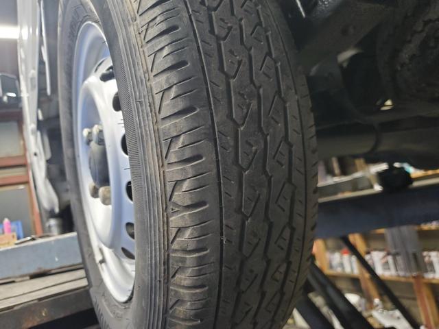 ハイゼットトラック スタンダード　農用スペシャル　４ＷＤ　５速マニュアル　ＨＩ－ＬＯ切り替え式４ＷＤ　エアコン　パワステ　デフロック　４枚リーフ　荷台灯　ゲートプロテクター　荷台マット　ロングバイザー　歩み板対応アオリ　最大積載量３５０ｋｇ　スペアキー（31枚目）