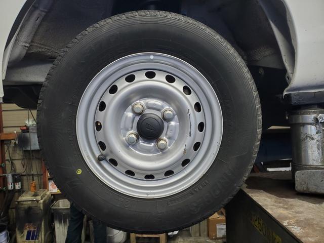 ハイゼットトラック スタンダード　農用スペシャル　４ＷＤ　５速マニュアル　ＨＩ－ＬＯ切り替え式４ＷＤ　エアコン　パワステ　デフロック　４枚リーフ　荷台灯　ゲートプロテクター　荷台マット　ロングバイザー　歩み板対応アオリ　最大積載量３５０ｋｇ　スペアキー（32枚目）