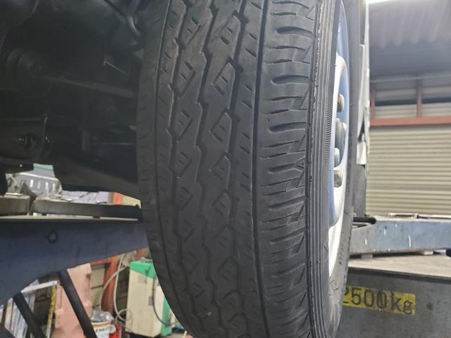 ハイゼットトラック スタンダード　農用スペシャル　４ＷＤ　５速マニュアル　ＨＩ－ＬＯ切り替え式４ＷＤ　エアコン　パワステ　デフロック　４枚リーフ　荷台灯　ゲートプロテクター　荷台マット　ロングバイザー　歩み板対応アオリ　最大積載量３５０ｋｇ　スペアキー（33枚目）