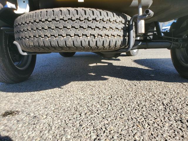 ハイゼットトラック スタンダード　農用スペシャル　４ＷＤ　５速マニュアル　ＨＩ－ＬＯ切り替え式４ＷＤ　エアコン　パワステ　デフロック　４枚リーフ　荷台灯　ゲートプロテクター　荷台マット　ロングバイザー　歩み板対応アオリ　最大積載量３５０ｋｇ　スペアキー（34枚目）