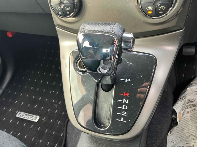 シフトレバー。ぜひ一度お客様の目で確認してください。