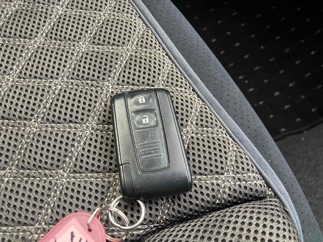 スマートエントリーキーシステムです。鍵を持っていればドアロック、解除、エンジン始動も楽チンです。イチイチ鍵を出す手間も無くなりますよ。悪天候時にも重宝しますね。