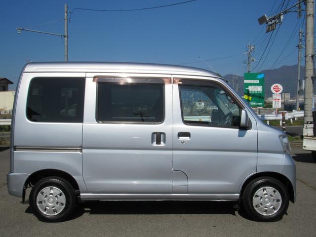 ハイゼットカーゴ クルーズ　４ＷＤ　５速ＭＴ　ワンオーナー　禁煙車　走行３５，６００ｋｍ　保証６か月走行無制限　エアコン　パワステ　パワーウィンドー　キーレスエントリー（8枚目）