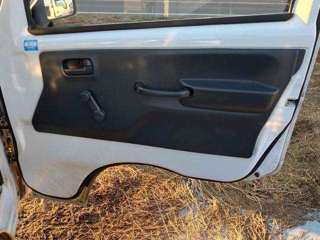 キャリイトラック ＫＣエアコン・パワステ　４ＷＤ　５速マニュアル車　エアコン　運転席エアバッグ　パワーステアリング　ＦＭ／ＡＭラジオ　切り替え式４ＷＤ（25枚目）