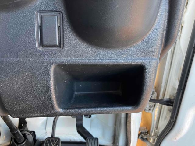 キャリイトラック ＫＣエアコン・パワステ　４ＷＤ　５速マニュアル車　エアコン　運転席エアバッグ　パワーステアリング　ＦＭ／ＡＭラジオ　切り替え式４ＷＤ（33枚目）