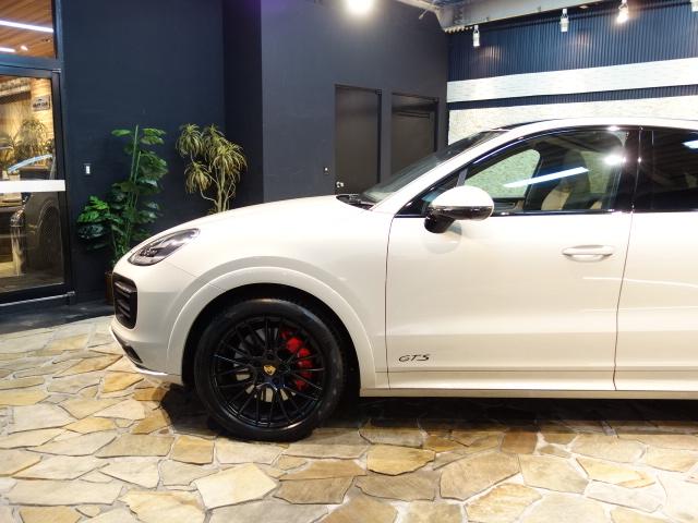 カイエンクーペ カイエンGTS クーペ 純正OPカシミヤベージュペイント純正21inスパイダーRSホイール装着ブラック/モハーヴェ ベージュインテリアBOSEサラウンドサウンドシステム装備純正OPプライバシーガラス装備(4枚目)