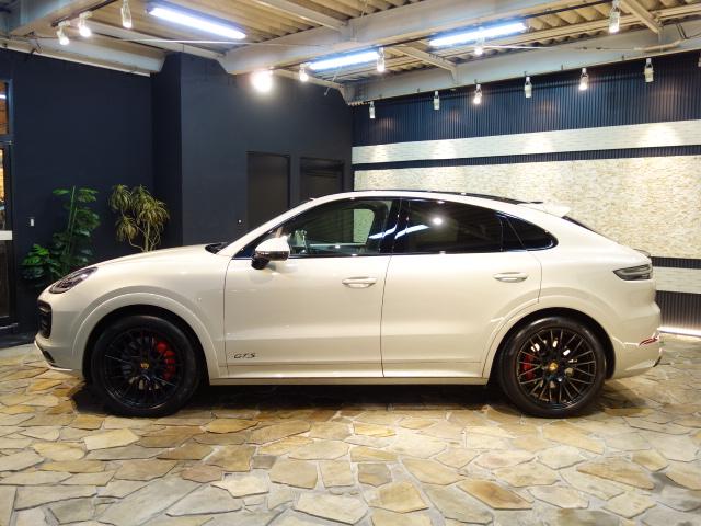 カイエンクーペ カイエンGTS クーペ 純正OPカシミヤベージュペイント純正21inスパイダーRSホイール装着ブラック/モハーヴェ ベージュインテリアBOSEサラウンドサウンドシステム装備純正OPプライバシーガラス装備(5枚目)