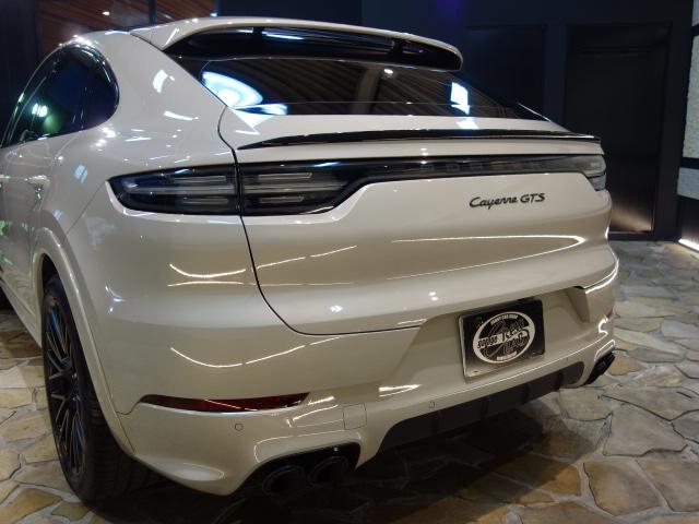 カイエンクーペ カイエンGTS クーペ 純正OPカシミヤベージュペイント純正21inスパイダーRSホイール装着ブラック/モハーヴェ ベージュインテリアBOSEサラウンドサウンドシステム装備純正OPプライバシーガラス装備(21枚目)