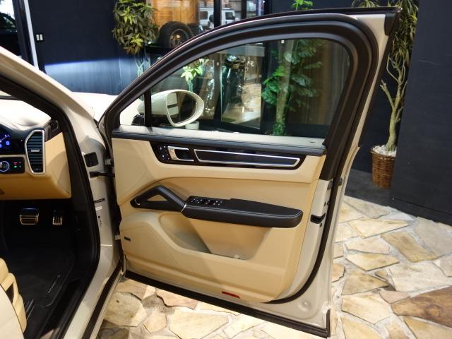 カイエンクーペ カイエンGTS クーペ 純正OPカシミヤベージュペイント純正21inスパイダーRSホイール装着ブラック/モハーヴェ ベージュインテリアBOSEサラウンドサウンドシステム装備純正OPプライバシーガラス装備(24枚目)