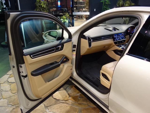 カイエンクーペ カイエンGTS クーペ 純正OPカシミヤベージュペイント純正21inスパイダーRSホイール装着ブラック/モハーヴェ ベージュインテリアBOSEサラウンドサウンドシステム装備純正OPプライバシーガラス装備(33枚目)