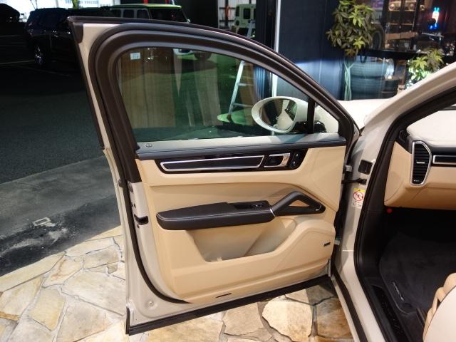 カイエンクーペ カイエンGTS クーペ 純正OPカシミヤベージュペイント純正21inスパイダーRSホイール装着ブラック/モハーヴェ ベージュインテリアBOSEサラウンドサウンドシステム装備純正OPプライバシーガラス装備(34枚目)