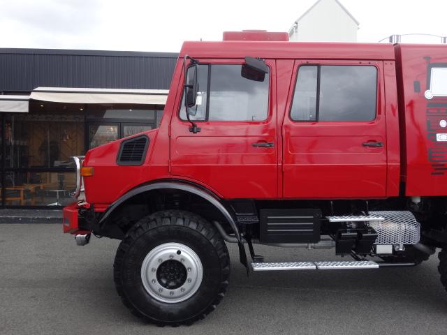 アーバンウニモグ 正規輸入ディーラー車 U1750 Wキャブ キャンピング車 窓付特装キャノピーリア跳ね上げ式ハッチ前進8速、後進8速マニュアルエアブレーキ&駐車ブレーキフロントブッシュグリルガード純正10穴鉄ホイル&コンチネンタルタイヤ8ナンバーキャンピング登録普通免許運転可(4枚目)