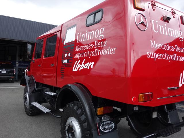 アーバンウニモグ 正規輸入ディーラー車 U1750 Wキャブ キャンピング車 窓付特装キャノピーリア跳ね上げ式ハッチ前進8速、後進8速マニュアルエアブレーキ&駐車ブレーキフロントブッシュグリルガード純正10穴鉄ホイル&コンチネンタルタイヤ8ナンバーキャンピング登録普通免許運転可(7枚目)