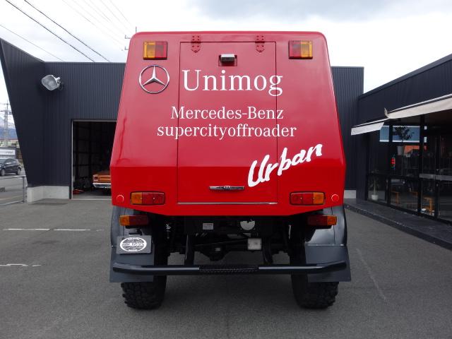 アーバンウニモグ 正規輸入ディーラー車 U1750 Wキャブ キャンピング車 窓付特装キャノピーリア跳ね上げ式ハッチ前進8速、後進8速マニュアルエアブレーキ&駐車ブレーキフロントブッシュグリルガード純正10穴鉄ホイル&コンチネンタルタイヤ8ナンバーキャンピング登録普通免許運転可(9枚目)